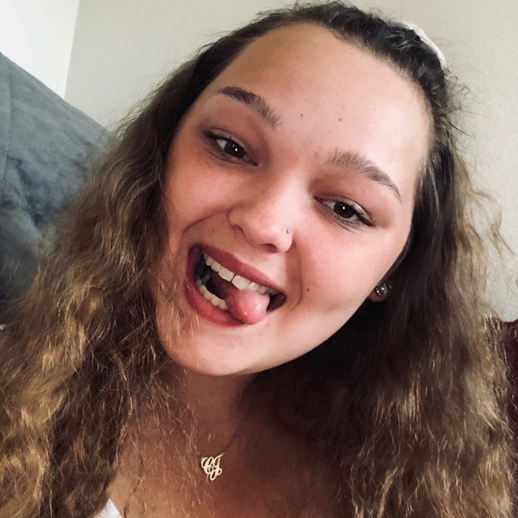 Abby Stoneham - Poshmark Profile Picture of Abby Stoneham (@abby10162) on Poshmark