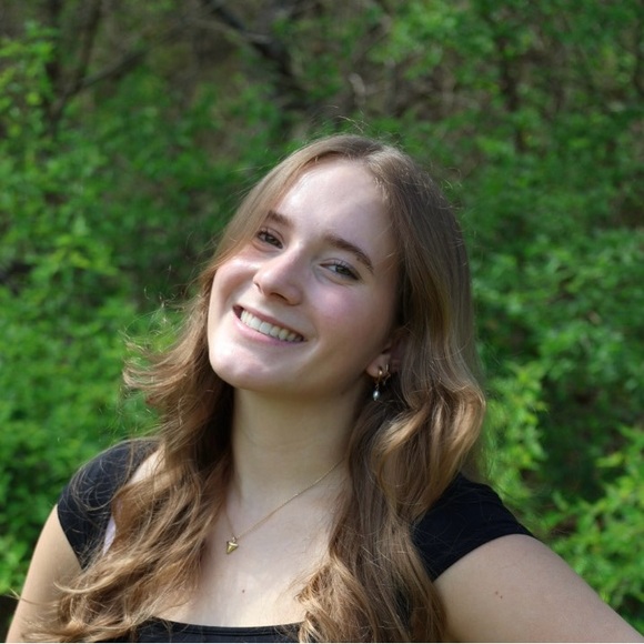 Emily Lilienthal - Poshmark Profile Picture of Emily Lilienthal (@elili_18) on Poshmark