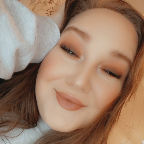 Profile Picture of Amanda Bednarczuk (@amandanatalia) on Poshmark