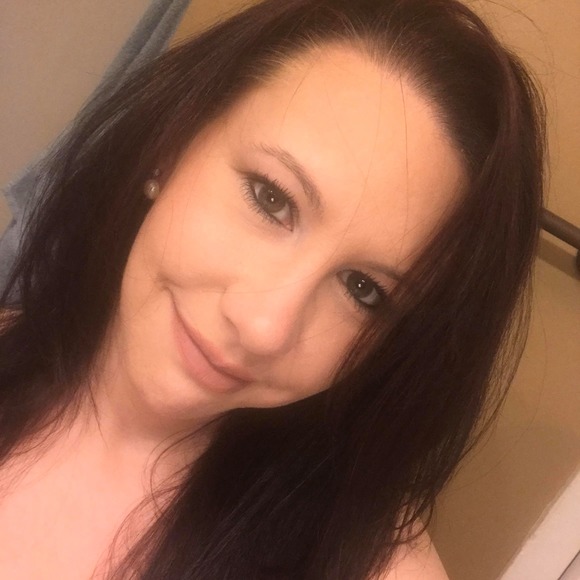 Profile Picture of Lacey Danielle (@gatorgirl017) on Poshmark