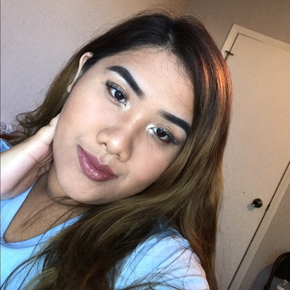 Profile Picture of Michelle Vue (@mishvue) on Poshmark