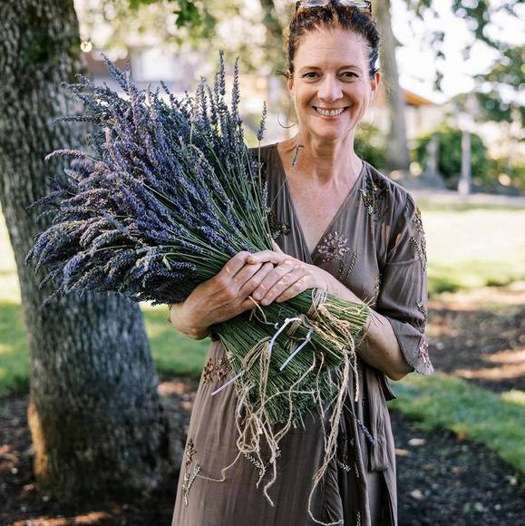 Profile Picture of Tracie Snyder (@traciesnyder) on Poshmark