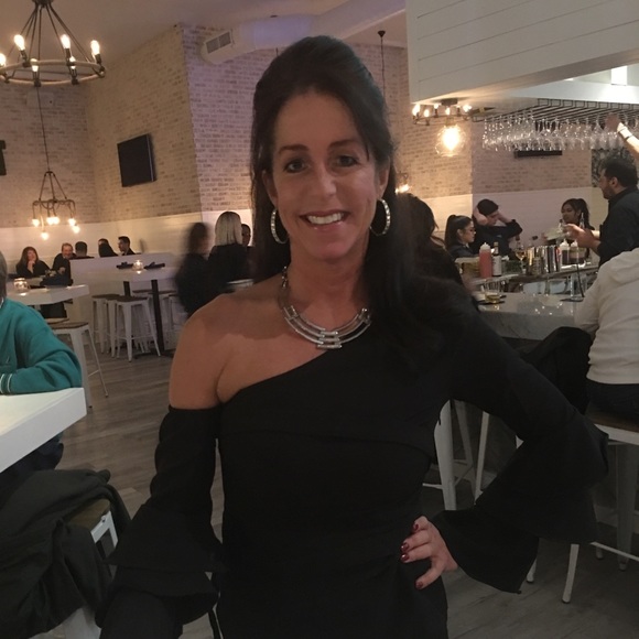 Profile Picture of Nicole Jansons (@ecogenie) on Poshmark