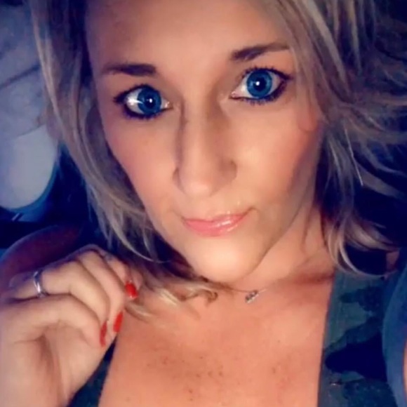Profile Picture of Angela Cook (@angelacook853) on Poshmark