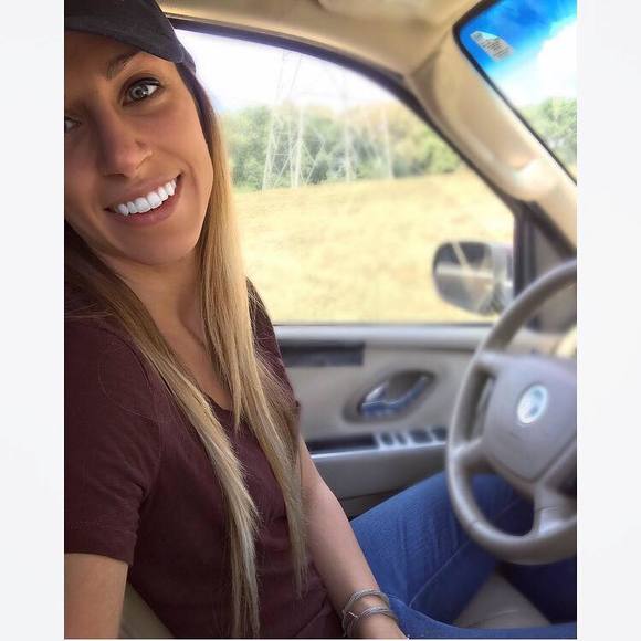 Profile Picture of Liz Hobbie (@liz_hobbie) on Poshmark