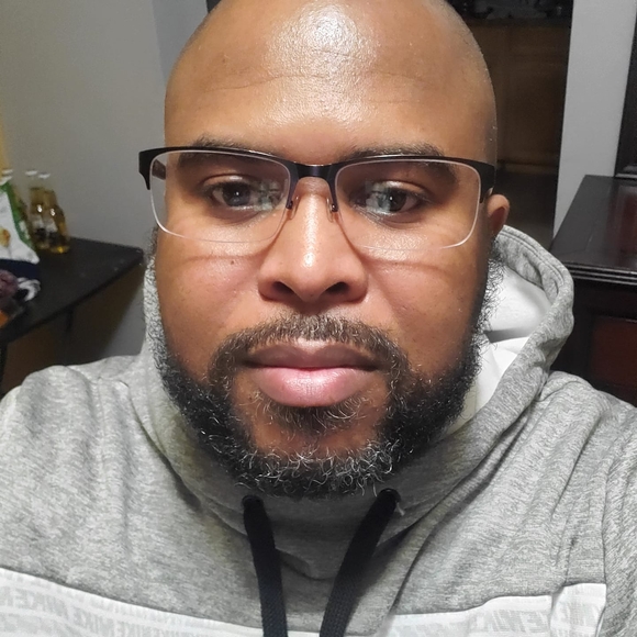 Profile Picture of Delone Leslie (@anthoyles) on Poshmark