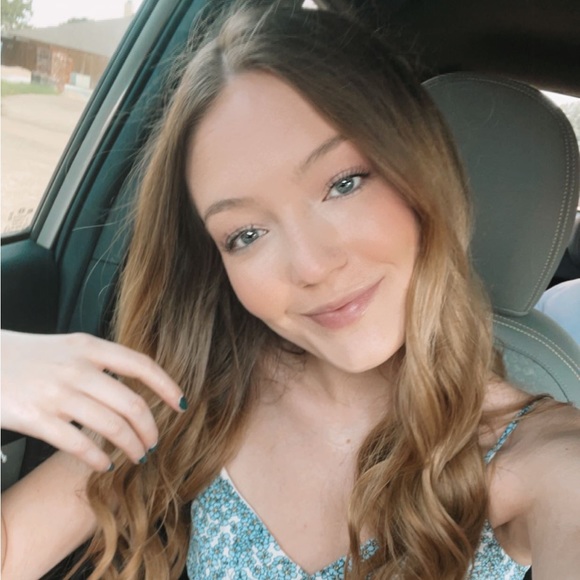 Profile Picture of Faith Schmeets (@faith_micalynn) on Poshmark