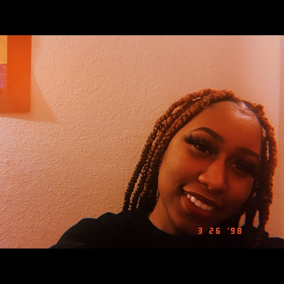 Profile Picture of Ariyonna Woolfolk (@arriyonnaa) on Poshmark