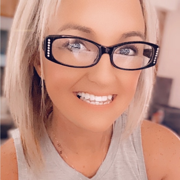 Profile Picture of Julene Plohg (@julene_plohg) on Poshmark