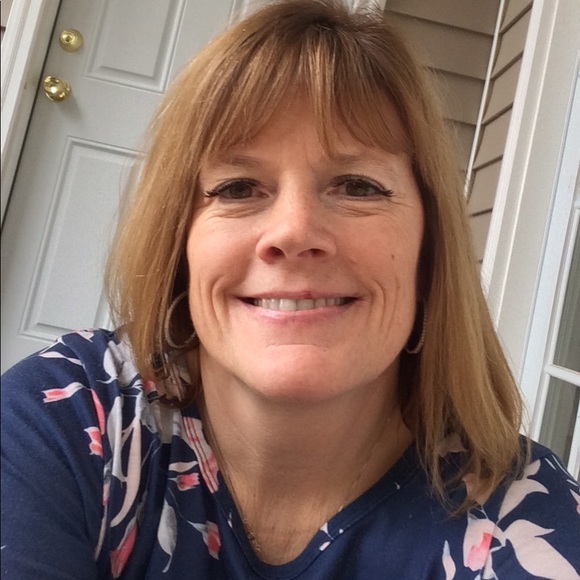 Profile Picture of Rachel Striffler (@rachestriff27) on Poshmark