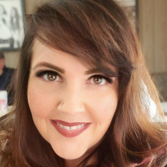 Profile Picture of Lisa Sinclair (@leesy26) on Poshmark