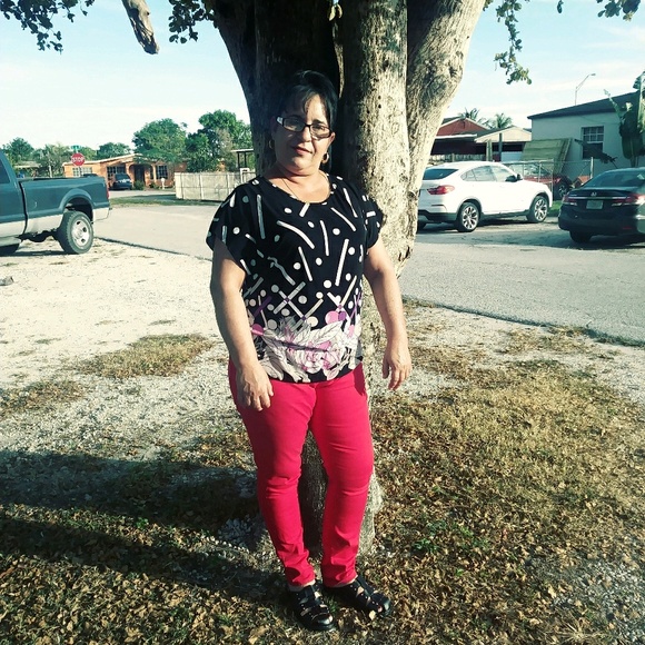 Profile Picture of Adelfa Gonzalez (@adelfagonzalez) on Poshmark