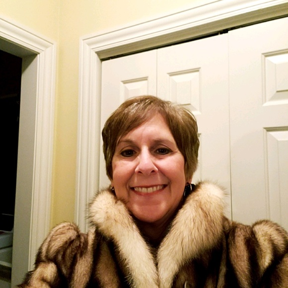 Profile Picture of Joan Oconnor (@sellitfast821) on Poshmark