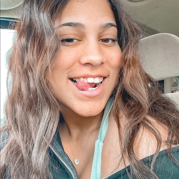 Profile Picture of Breeana Trivigno (@breeana1122) on Poshmark