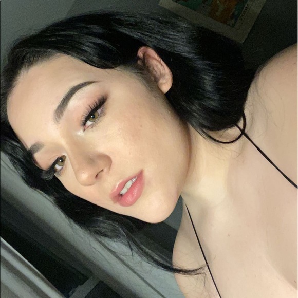 Profile Picture of Trinity Lee (@trinleee) on Poshmark