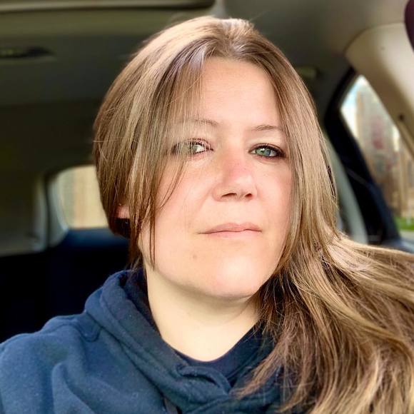 Profile Picture of Jessica Sweazey (@jessicasweazey) on Poshmark