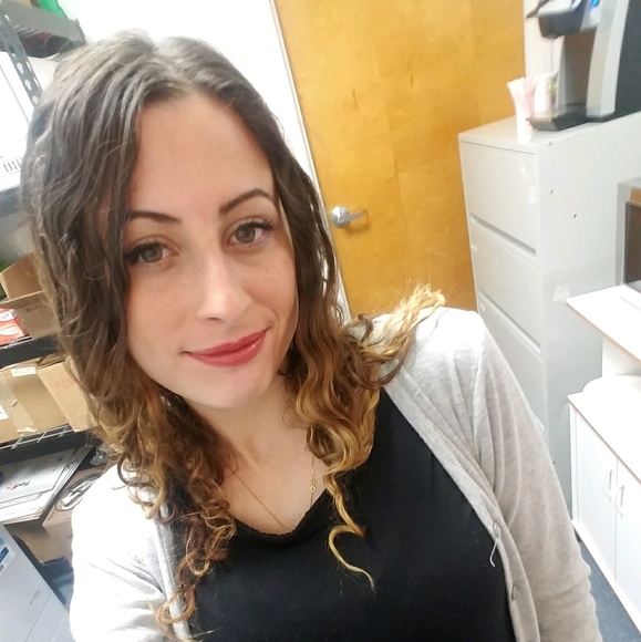 Profile Picture of Arielle Castelo (@casteloa1012) on Poshmark