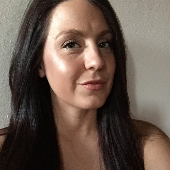 Profile Picture of Stacy Luthi (@stacyluthi) on Poshmark