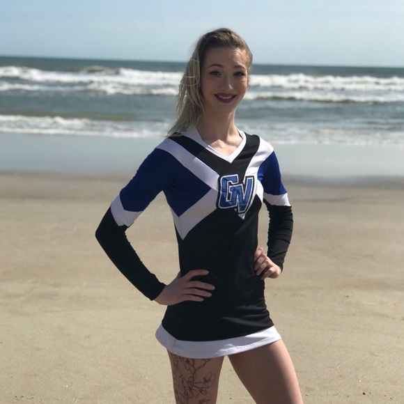 Profile Picture of Emily Rienks (@emilyrienks) on Poshmark