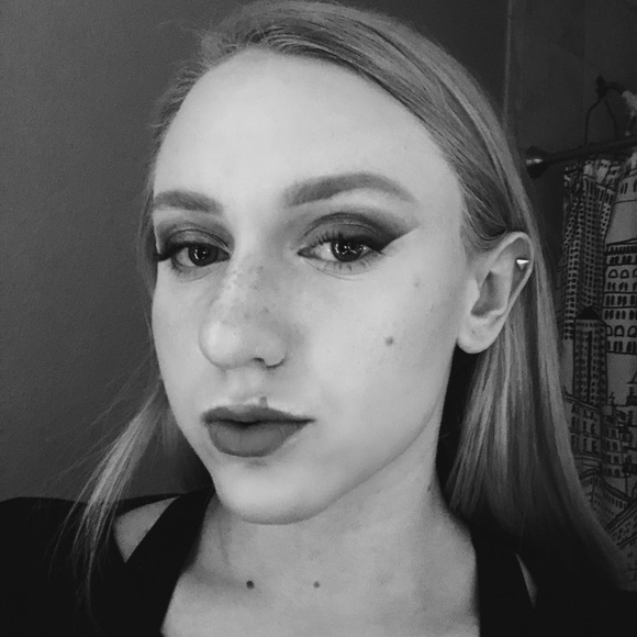 Profile Picture of Alysa Hawkins (@alysahawkins) on Poshmark