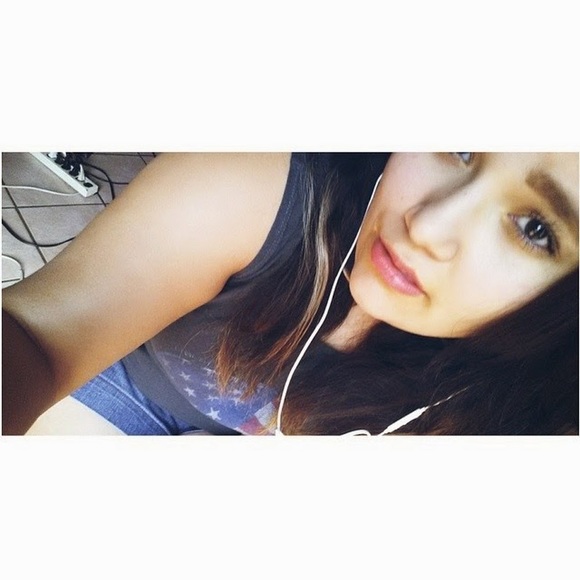 Profile Picture of Ivy Pena (@ivaaaye) on Poshmark