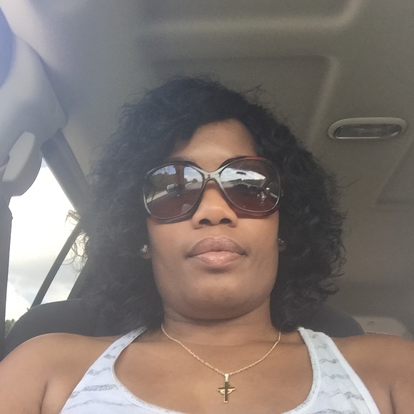 Profile Photo of Yvonne Williams (@vonlyme) on Poshmark