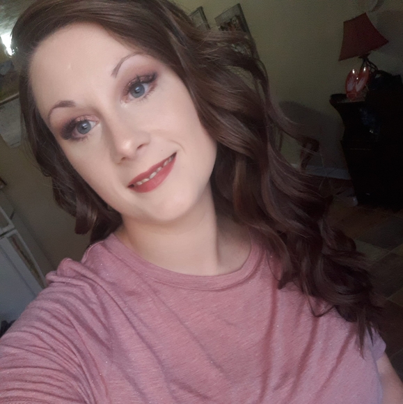 Profile Picture of Tori Bates (@toribates93) on Poshmark