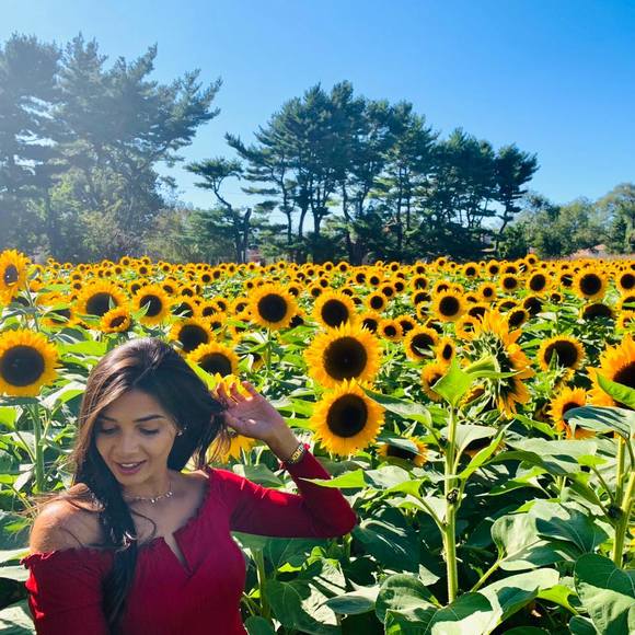 Profile Picture of Larissa Ramalho (@larissaramalho) on Poshmark