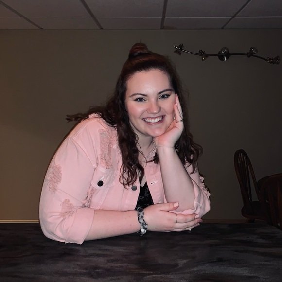 Profile Picture of Anna Rolince (@annarolince) on Poshmark