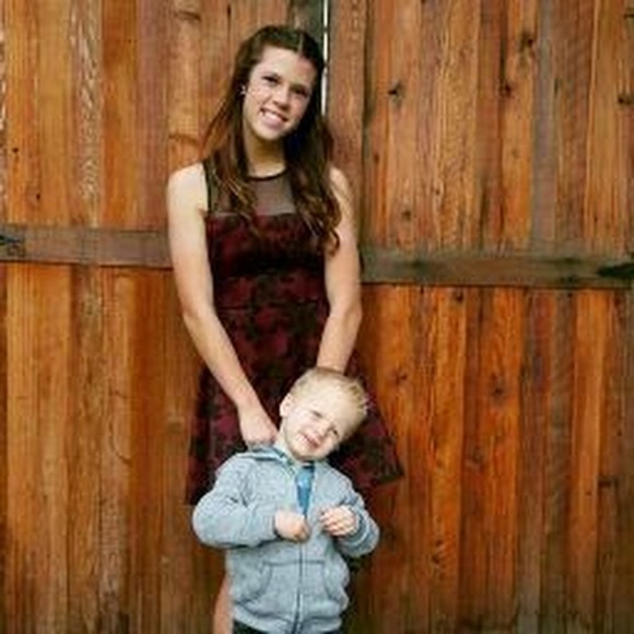 Profile Picture of Shayna Larson (@shayynaalarsonn) on Poshmark