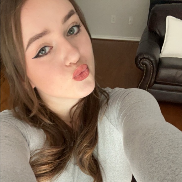 Profile Picture of Madison Hoffer (@madison_hoffer) on Poshmark