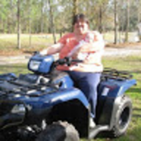 Profile Picture of Vicky Pelican (@vickyellen1968) on Poshmark