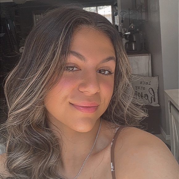 Profile Picture of Carlee Cumpian (@carlee_cumpian) on Poshmark