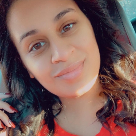 Profile Picture of Cristina Glowatz (@xtinanoelle92) on Poshmark