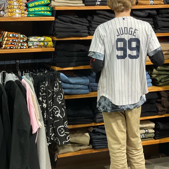 Profile Picture of Elizabeth Lenoach (@jakc152) on Poshmark