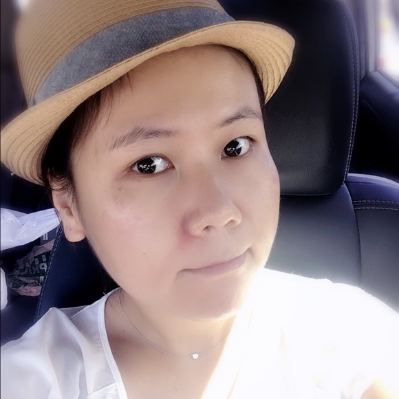 Profile Picture of Lin Zheng (@viviancc520) on Poshmark