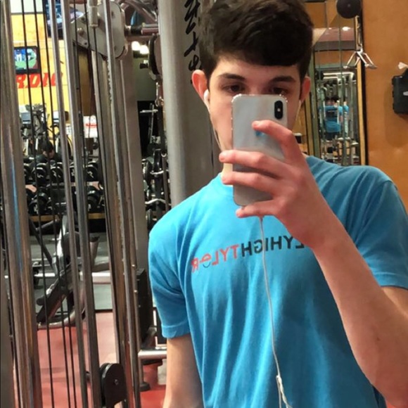 Profile Picture of Mahmoud Alabbasi (@yooo232323) on Poshmark