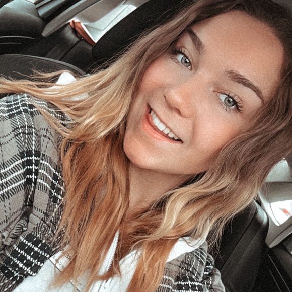 Profile Picture of Reanna Hirmann (@reannahirmann) on Poshmark