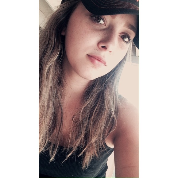 Profile Picture of Jade Winter (@jadewinter_) on Poshmark