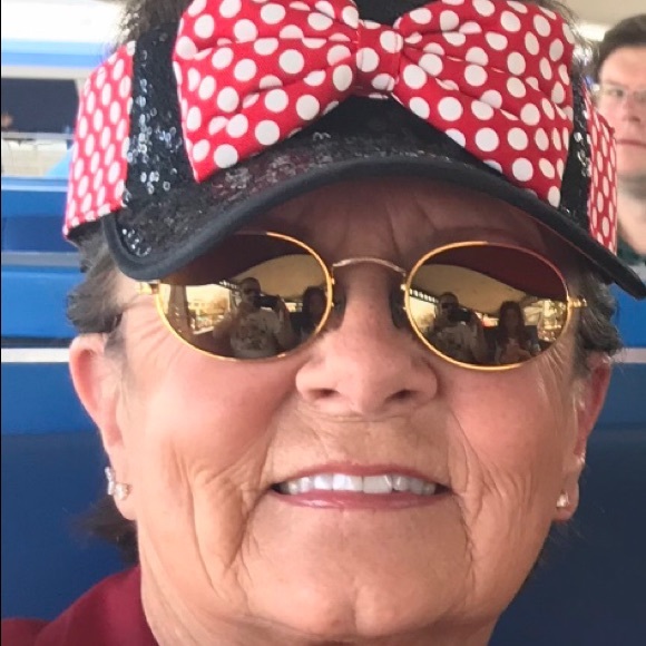 Profile Picture of Sydney Simpler (@cosyps) on Poshmark