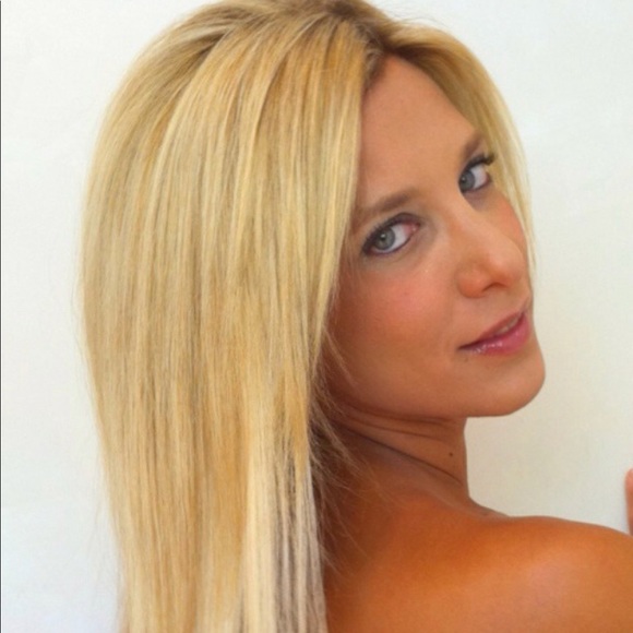 Profile Picture of Lara Corrente (@goldnblonde) on Poshmark