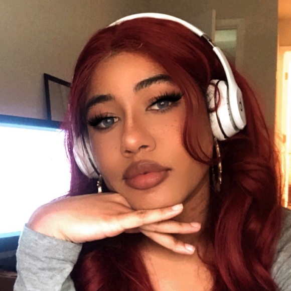 Profile Picture of Kamira Matthews (@mimicaps) on Poshmark