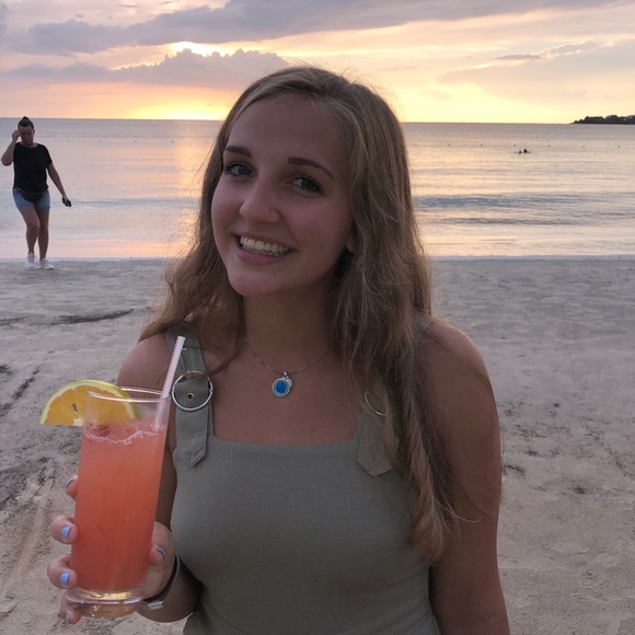 Profile Picture of Julia Larson (@julialarson993) on Poshmark