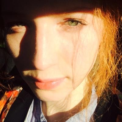 Profile Picture of Melissa (@StuckInStain) on Twitter