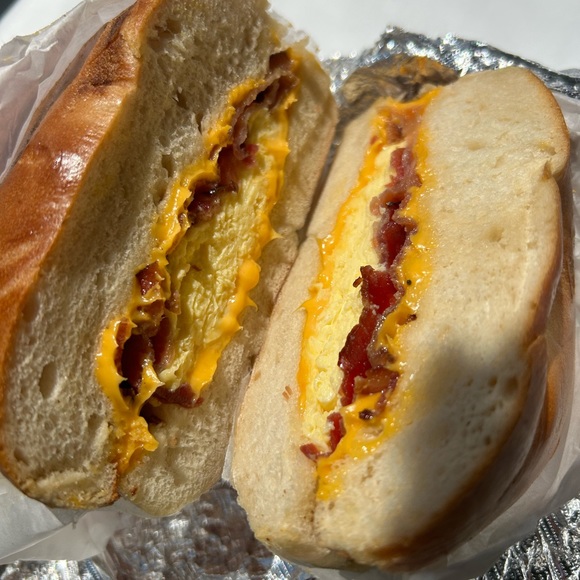 Profile Picture of Laurie Laurie (@lauriedeangelo) on Poshmark