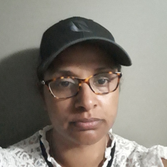 Profile Picture of Dee Devine (@mistyvine) on Poshmark