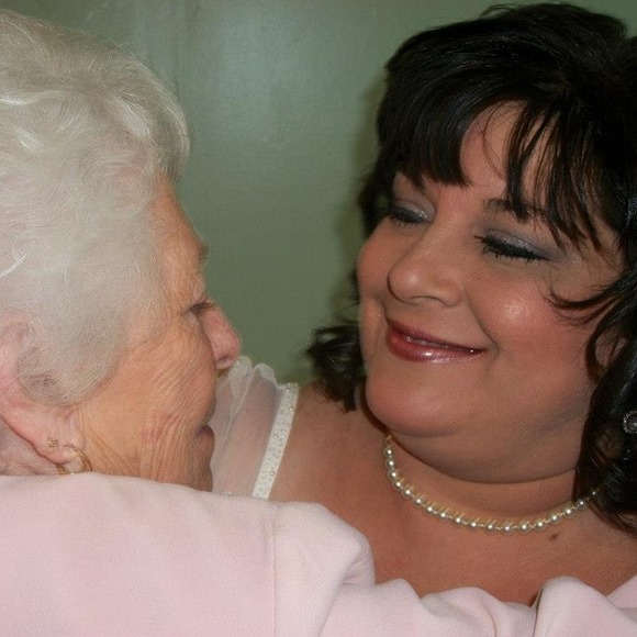 Profile Picture of Lisa Holbrook (@borntoshop68) on Poshmark