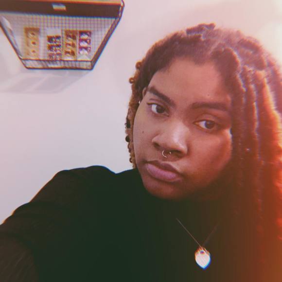 Profile Picture of Victoria Handy (@vhandy4610) on Poshmark