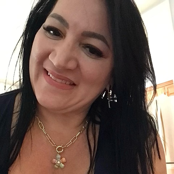 Cesarina Peralta - Poshmark Profile Picture of Cesarina Peralta (@elbaperalta) on Poshmark