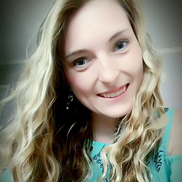 Profile Picture of Crystal Quinn (@crystalbquinn15) on Poshmark